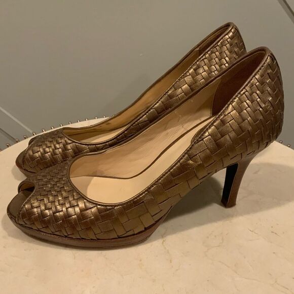 Cole Haan Gold Heeled Metallic Woven Leather Peep Toe Woman’s Pumps Size 6 - Picture 2 of 11